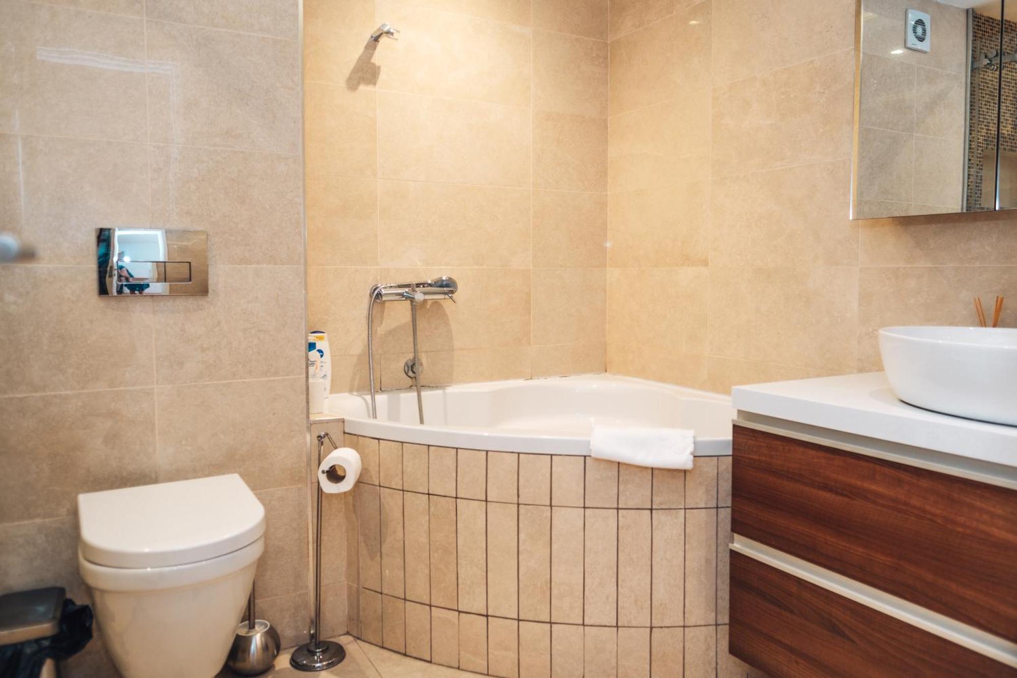 Crown Central Three Bedroom Apartment ベオグラード エクステリア 写真
